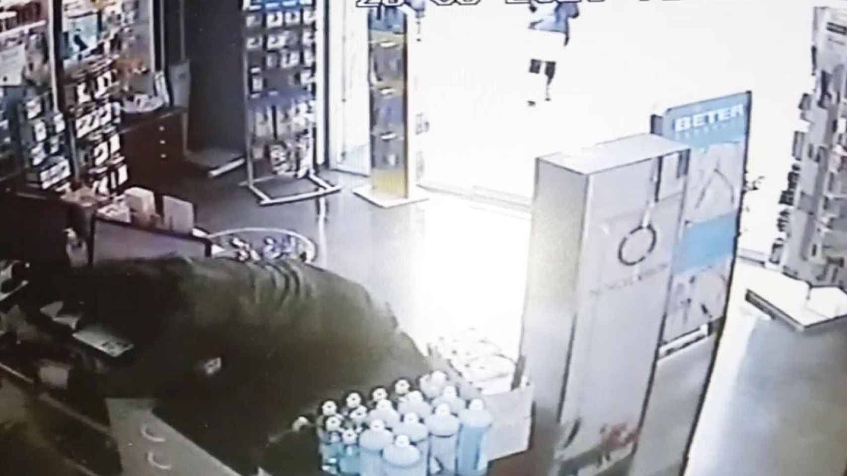 Imagen de un robo en una farmacia de Barcelona el 23 de marzo / CG