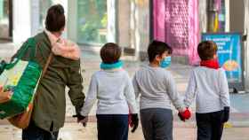 Tres niños acompañan a su madre a la compra durante el estado de alarma / EFE