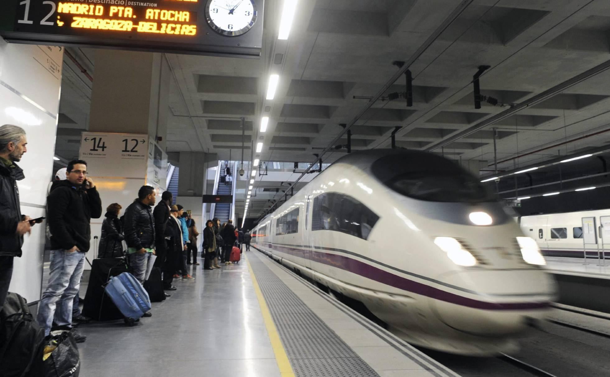 Un tren del AVE en la estación de Sants de Barcelona / EFE