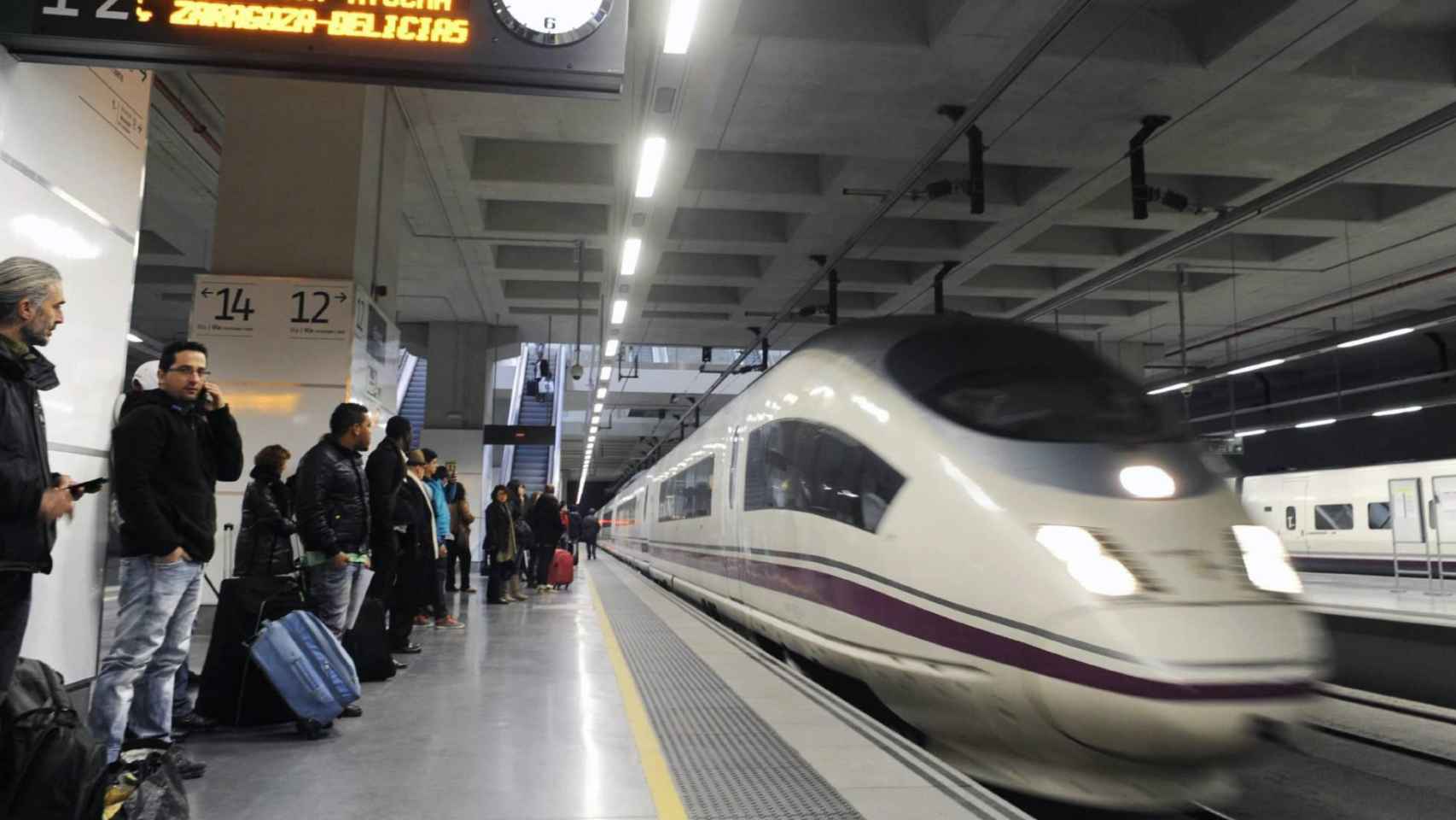 Un tren del AVE en la estación de Sants de Barcelona / EFE