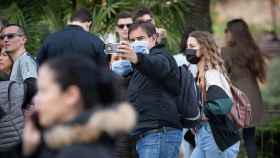Personas con y sin mascarilla en Barcelona antes del estado de alarma / EUROPA PRESS