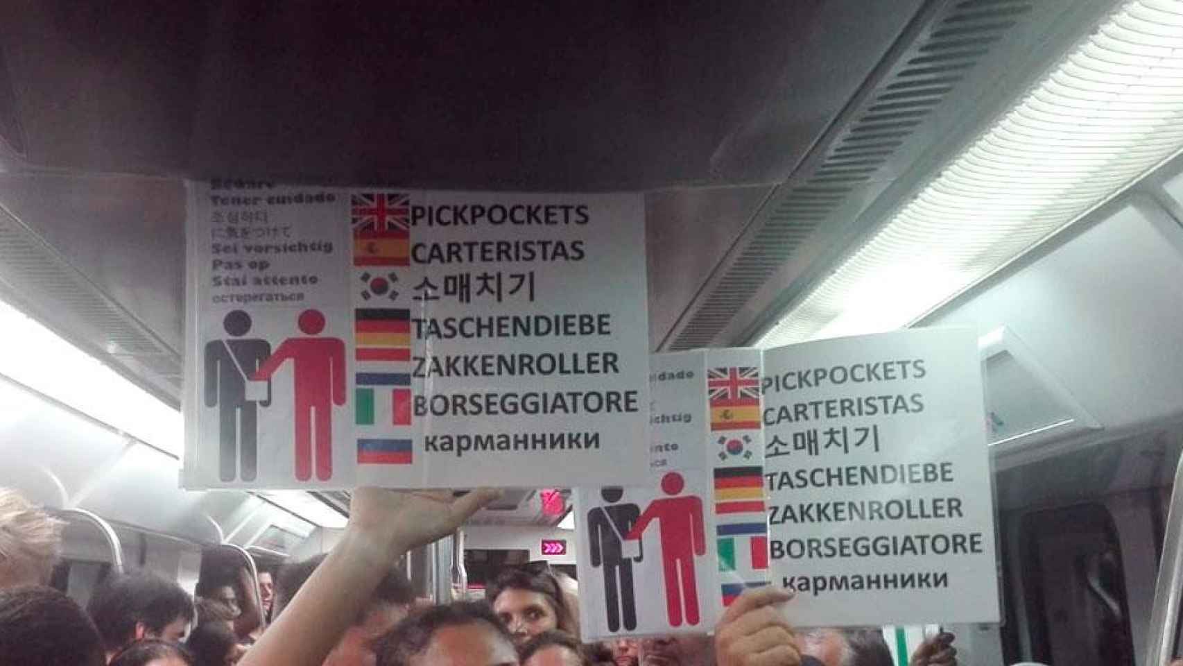 Cartel de aviso de carteristas que utilizan las patrullas ciudadanas para informar a los pasajeros del metro de Barcelona / CG