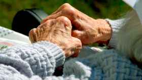 Manos de una mujer anciana con Alzheimer / EFE