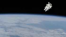 Astronauta en el espacio exterior / UNSPLASH