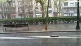 Una calle del centro de Barcelona inundada por la lluvia / TWITTER
