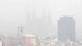 Barcelona, con la Sagrada Familia de fondo, en un episodio de contaminación / EFE