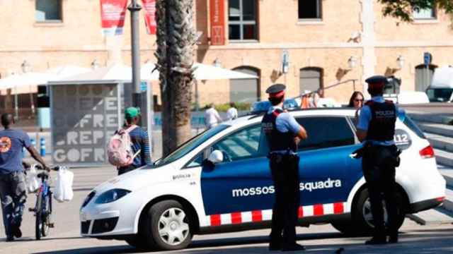 Dos agentes de los Mossos d'Esquadra supervisan una zona del barrio de Sant Martí de Barcelona / EFE