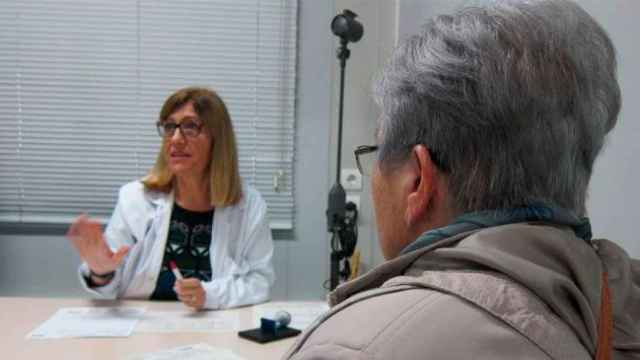 Una médico de atención primaria en uno de los ambulatorios de Cataluña / EP