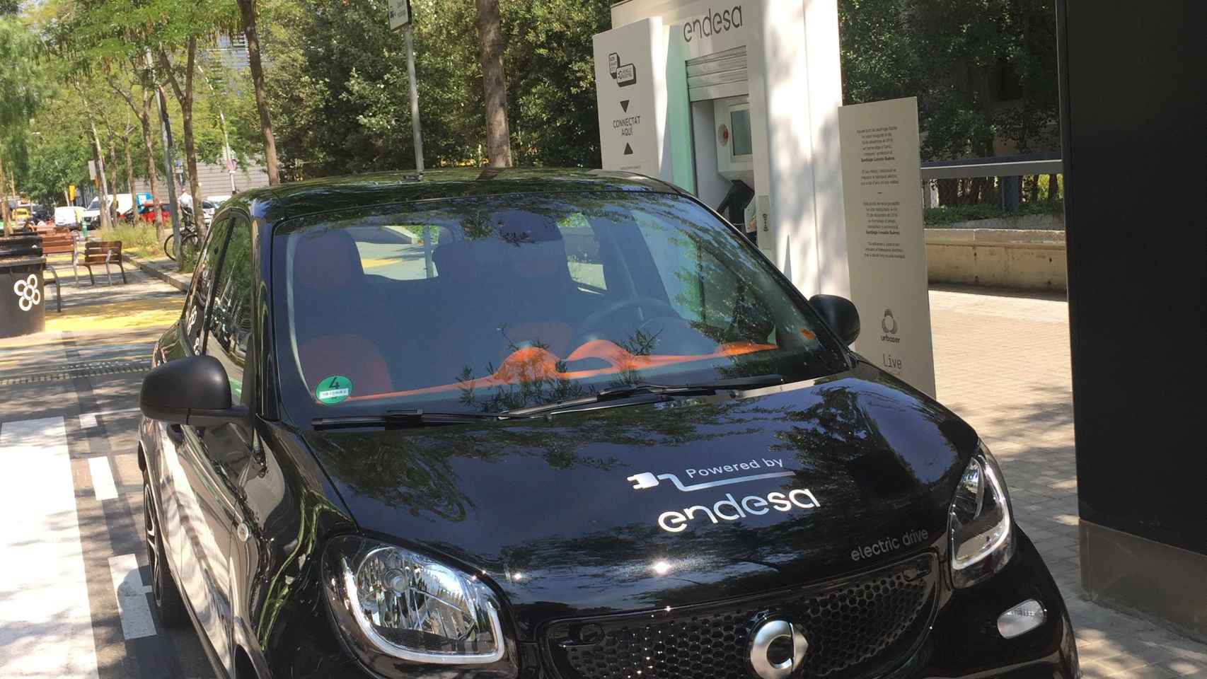 El coche eléctrico en su punto de carga rápido para la vuelta a España