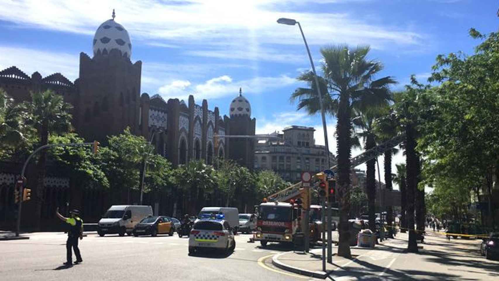 La Guardia Urbana de Barcelona regula el tráfico de la calle Marina por el suceso / CG
