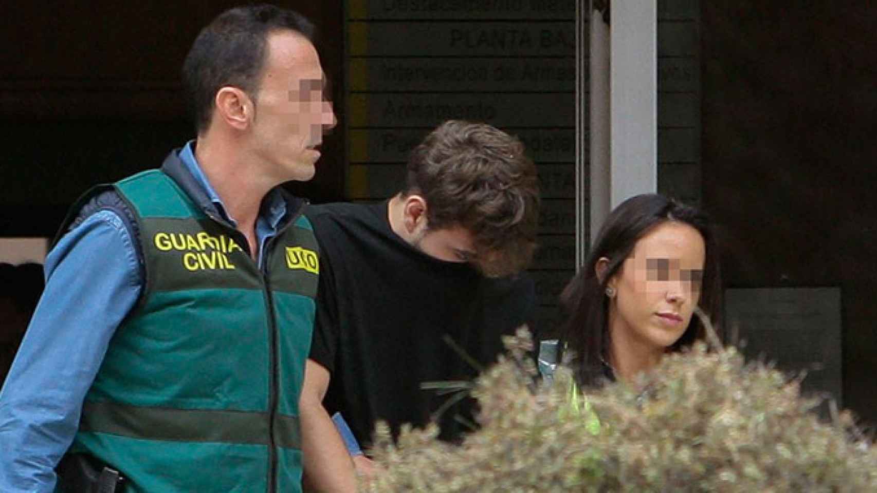 Patrick Nogueira, el asesino confeso de Pioz, es escoltado por dos agentes tras declarar en el cuartel de la Guardia Civil del aeropuerto de Barajas /  EFE