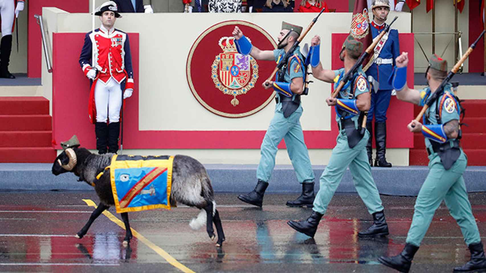 Miura, la cabra de la legión en el desfile de la Hispanidad de 2016 | EFE