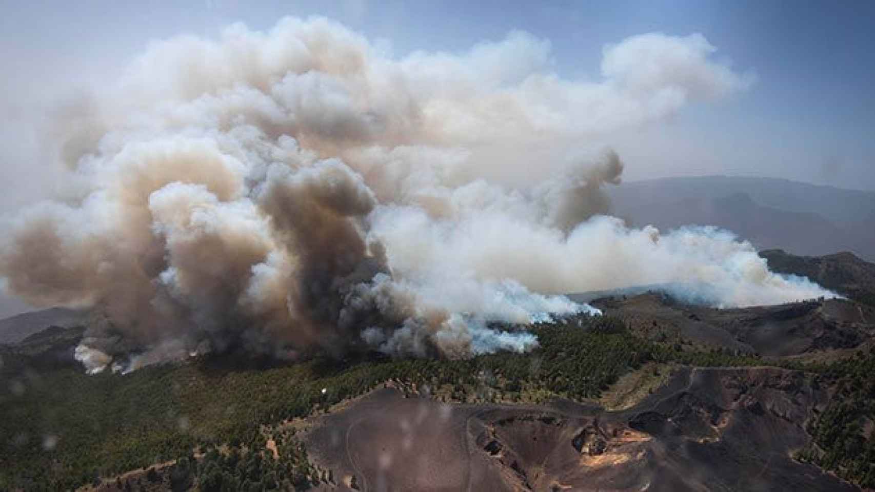 Imagen aérea del incendio que quema en La Palma desde el miércoles.