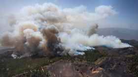 Imagen aérea del incendio que quema en La Palma desde el miércoles.