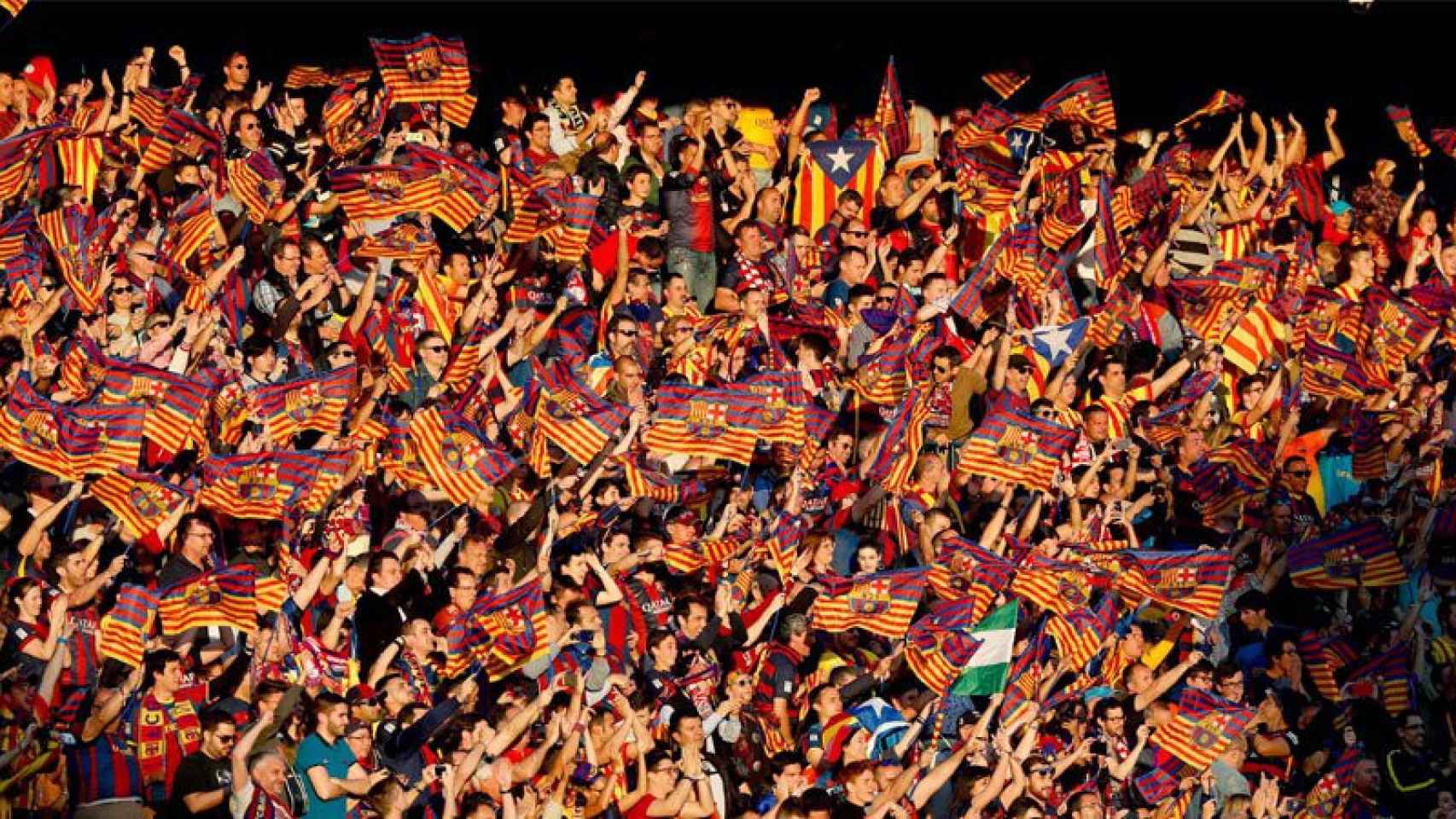 Afición del FC Barcelona en la Final de Copa, con banderas azulgranas.