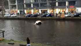 Cuatro héroes rescatan a una mujer y a su bebé en un canal de Ámsterdam