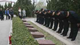 Bomberos supervivientes de la tragedia del puerto de Tianjin rinden homenaje a sus compañeros fallecidos.