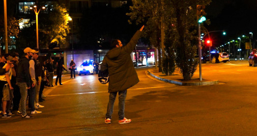 Un manifestante hace el saludo fascista frente a las casas okupadas / GALA ESPÍN - CG