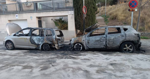 Dos coches calcinados en la calle Salvador Espriu de Mataró / CEDIDA