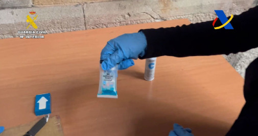 Prueba positiva para detectar cocaína efectuada por la Guardia Civil a un cargamento de cacao en el puerto de Barcelona / GC