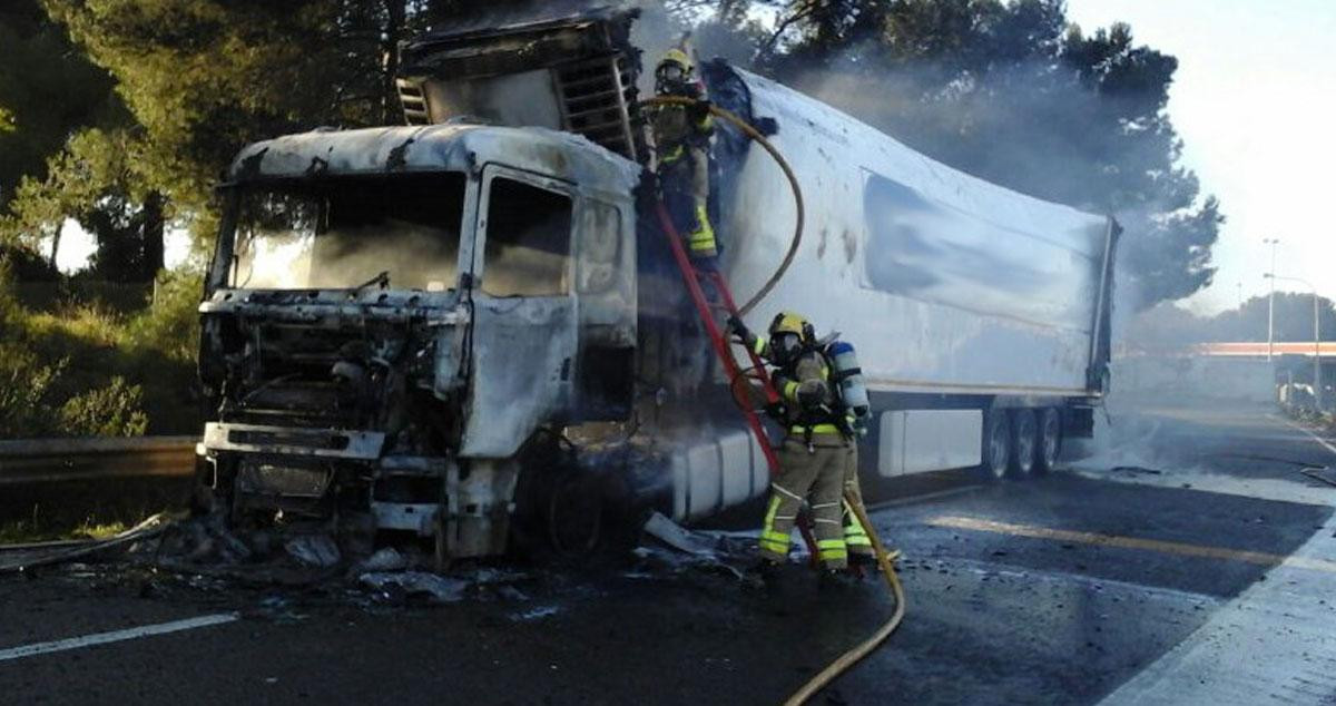 Bomberos extinguen el incendio de un camión en la AP-7 / BOMBERS