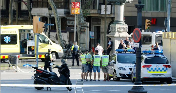 Agentes de los Mossos d'Esquadra tras el atentado de Las Ramblas el 17 de agosto de 2017 / EFE