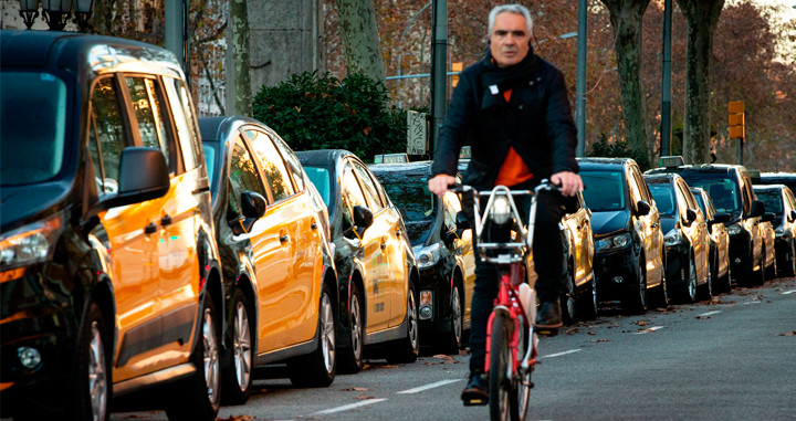 Un ciclista circulando por una Gran Via fantasmagórica por la presencia de taxistas / EFE
