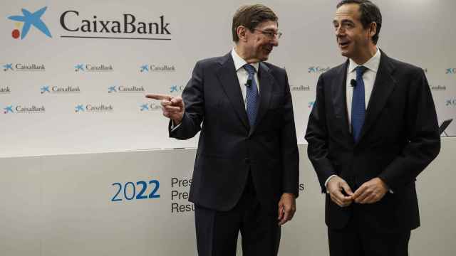José Ignacio Goirigolzarri (izq.), y Gonzalo Gortázar, presidente y consejero delegado de Caixabank, el banco que mayor porcentaje de su beneficio destina a dividendos / EP