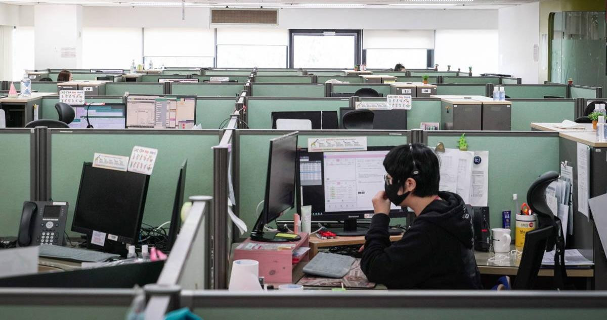 Oficina de un 'call center' afectada por el teletrabajo / EFE