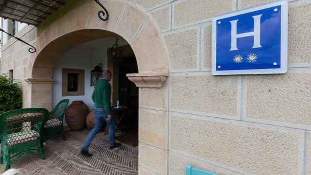 Entrada de un establecimiento hotelero, donde cayeron las pernoctaciones durante la pandemia / EUROPA PRESS