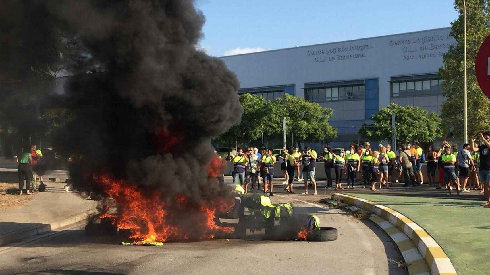 Trabajadores de Acciona queman neumáticos frente a la fábrica de Nissan / COMITÉ DE ACCIONA FACILITY
