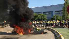 Trabajadores de Acciona queman neumáticos frente a la fábrica de Nissan / COMITÉ DE ACCIONA FACILITY