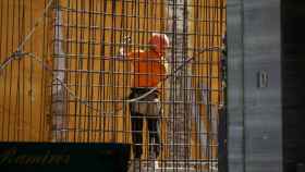 Un trabajador en la obra de un edificio durante el estado de alarma decretado por el Gobierno por la pandemia del coronavirus / EUROPA PRESS