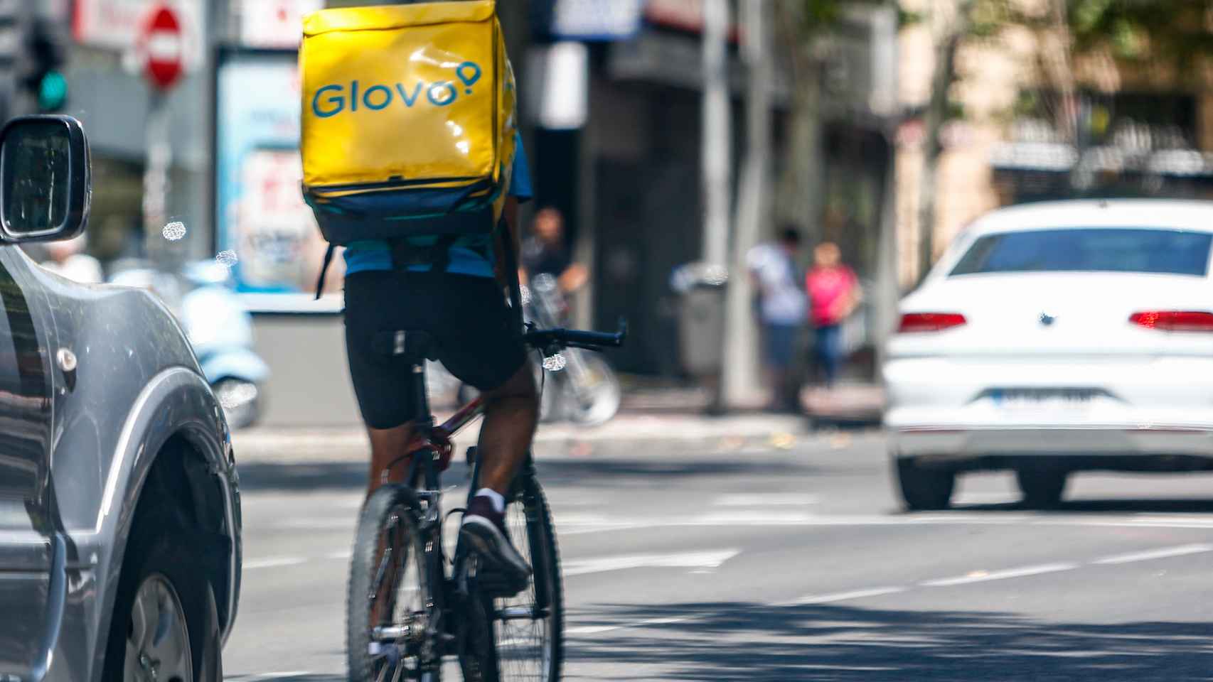 Un 'rider' de Glovo circula con en bici por una calle de Madrid / EUROPA PRESS