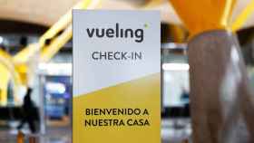 Un cartel de Vueling, aerolínea que usa los servicios de tierra de Iberia / EUROPA PRESS