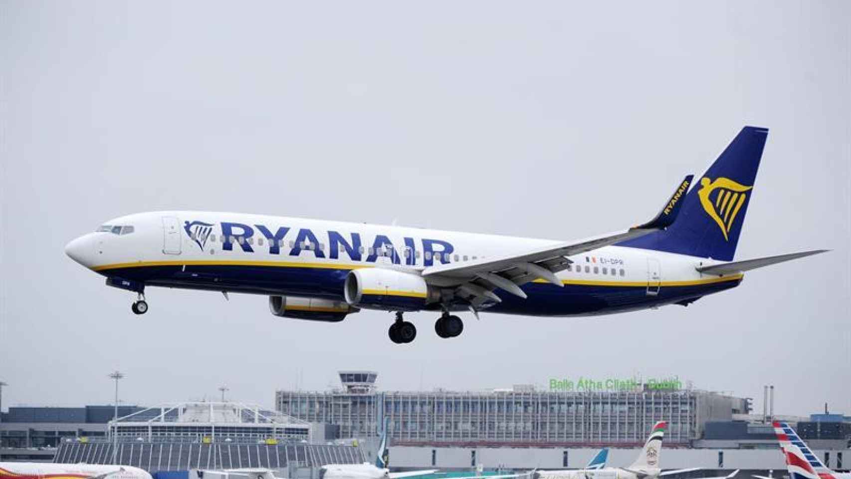 Fotografía de archivo de un avión de la aerolínea Ryanair mientras aterriza en el aeropuerto de Dublín, Irlanda / EFE
