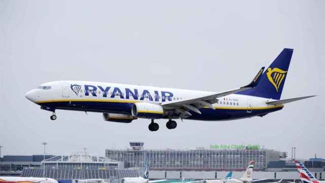 Fotografía de archivo de un avión de la aerolínea Ryanair mientras aterriza en el aeropuerto de Dublín, Irlanda / EFE