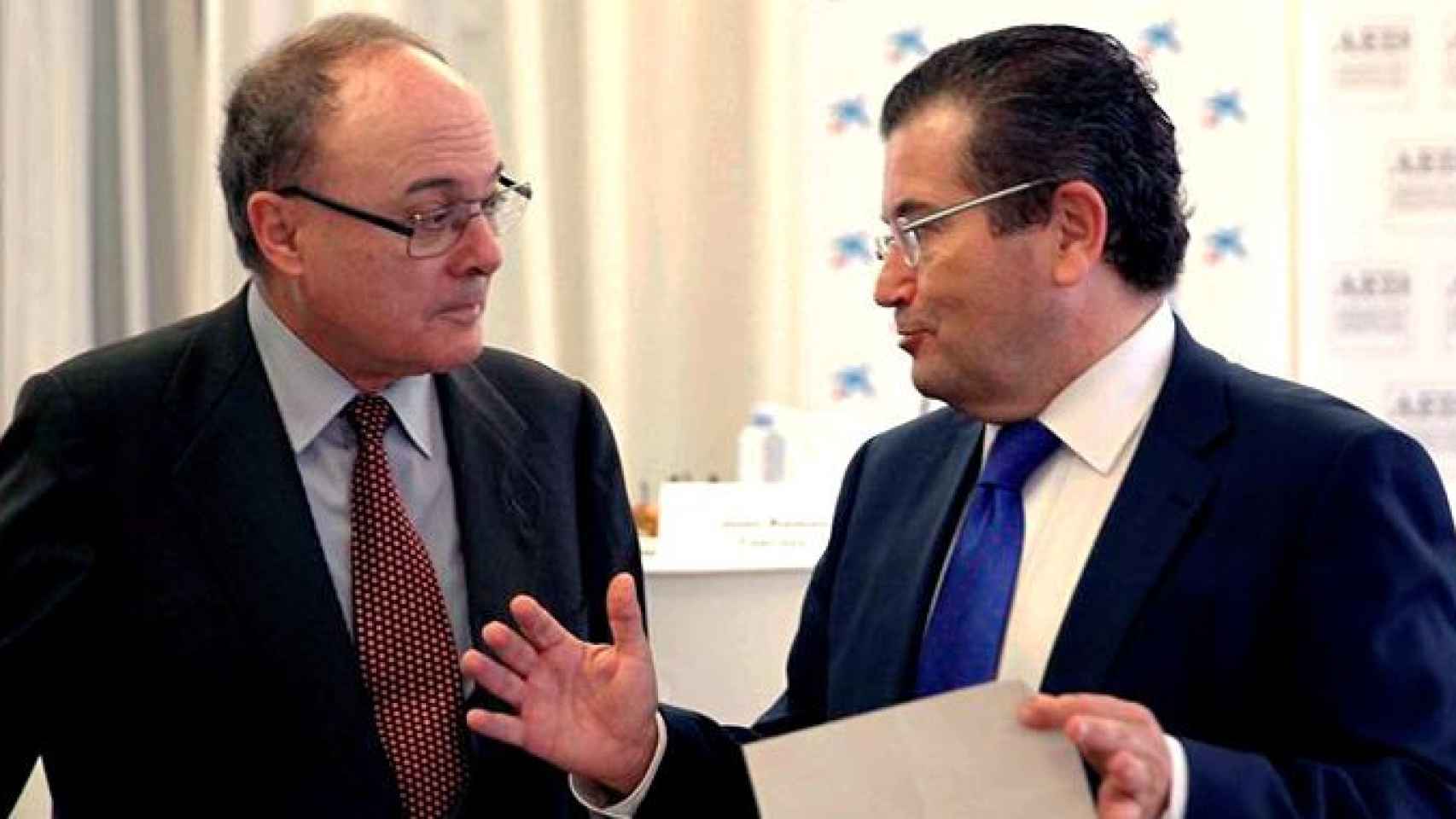 El gobernador del Banco de España, Luis María Linde (i), conversa con el director territorial de CaixaBank en Canarias, Juan Ramón Fuertes / EFE