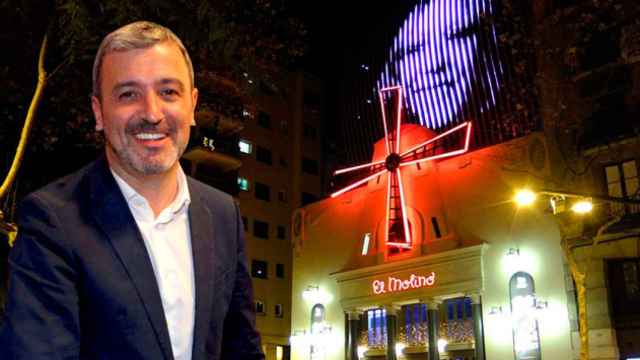 Jaume Collboni, teniente de alcalde de Cultura de Barcelona, junto a la fachada del teatro El Molino / CG