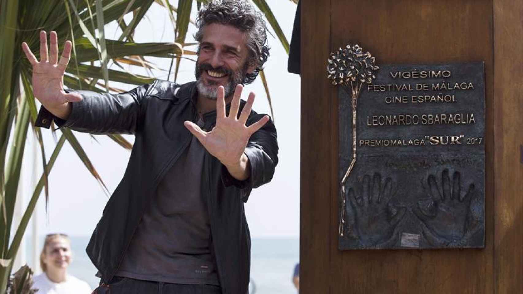 El actor argentino Leonardo Sbaraglia, posa tras descubrir el monolito Premio Málaga-Sur, dentro de la XX Festival de Málaga Cine en Español, en el paseo marítimo Antonio Banderas