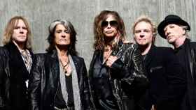 Los integrantes de Aerosmith con su líder, Steven Tyler, en la posición central.