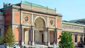 La fachada de la entrada principal del Museo Nacional de Arte en Dinamarca.