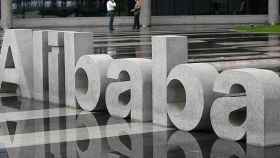 Logo de Alibaba en la entrada de la sede / EFE
