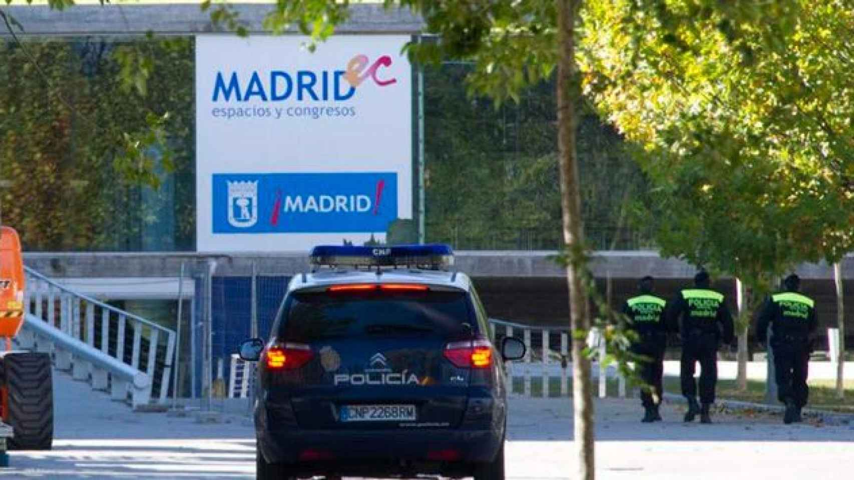Un patrulla de la policía municipal de Madrid acompañada de un coche de la Policía Nacional / EFE