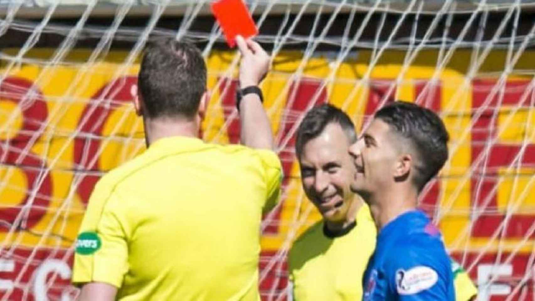 El árbitro se tomó con humor lo ocurrido y mostró tarjeta roja al linier