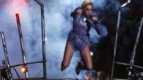 Lady Gaga, 'volando' hacia el escenario de la Superbowl de Houston / EFE