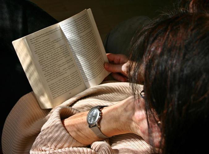 Mujer leyendo un libro / PIXABAY