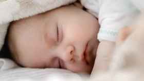 Bebé recién nacido durmiendo mientras su madre descansa / Peter Oslanec en UNSPLASH