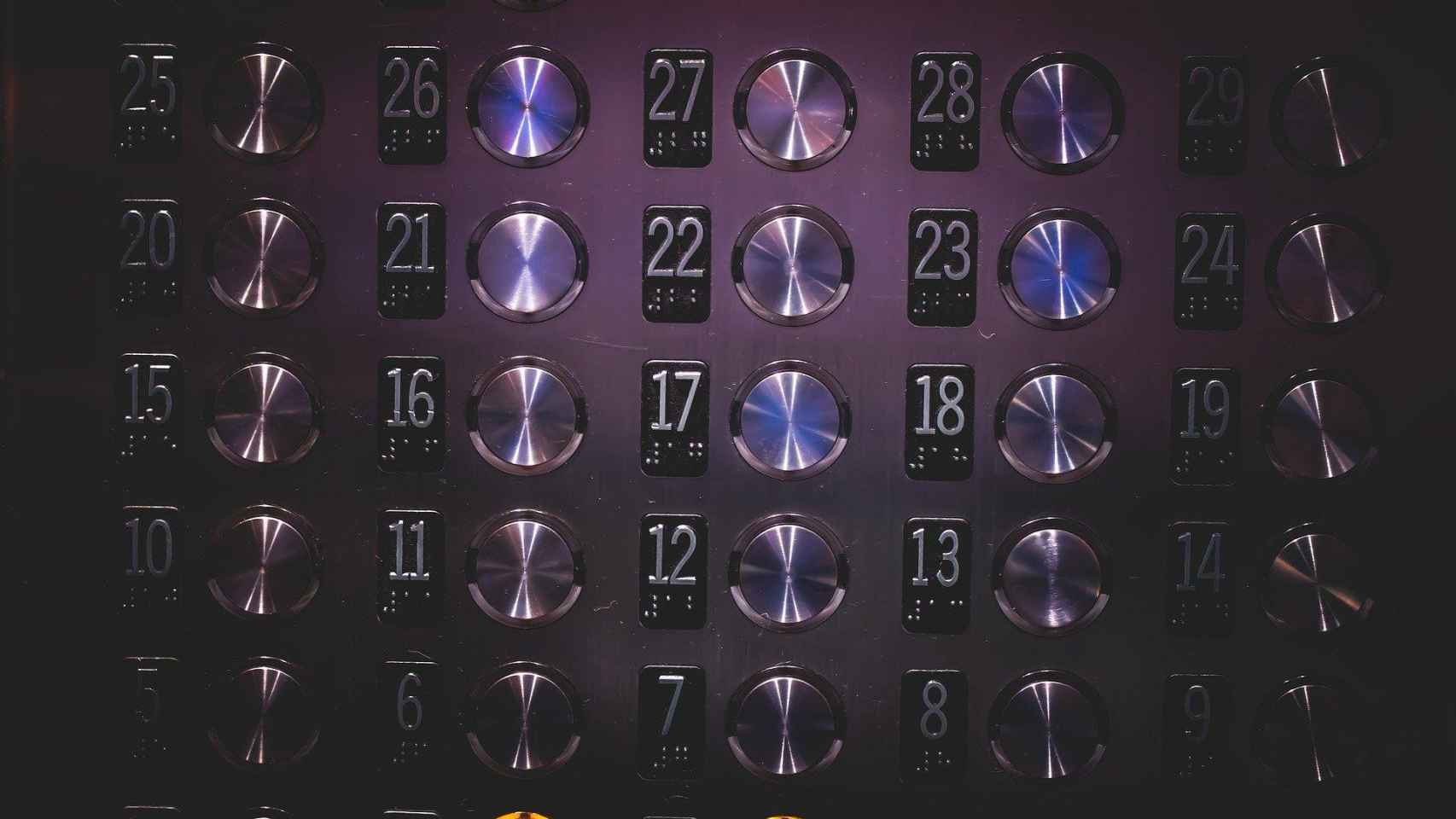 Los botones de un ascensor en una comunidad de vecinos / CG