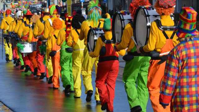 Personas con disfraces de Carnaval realizando un pasacalles / PIXABAY